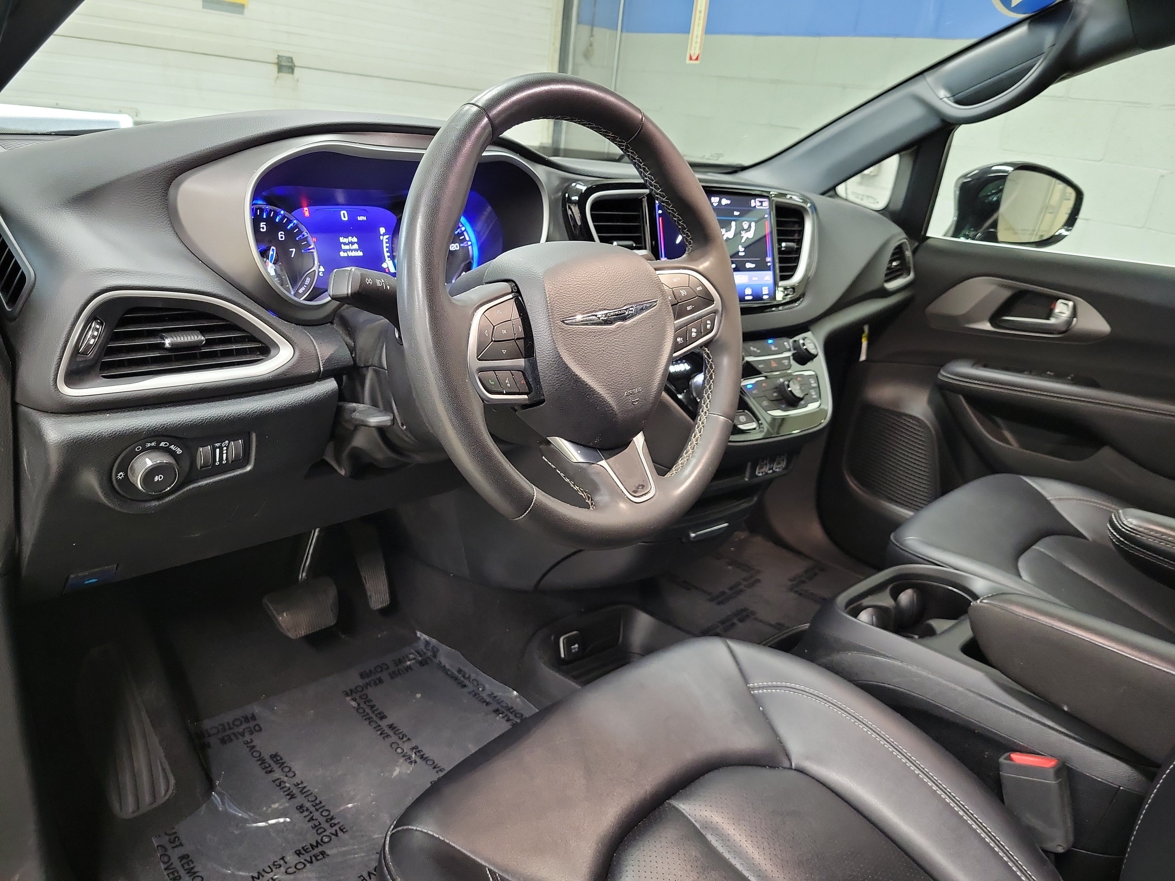 Used 2025 Chrysler Pacifica Select FWD image 10