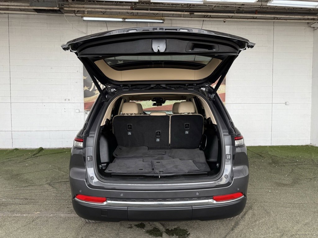 Used 2022 Jeep Grand Cherokee Limited w/ Luxury Tech Group II image 15