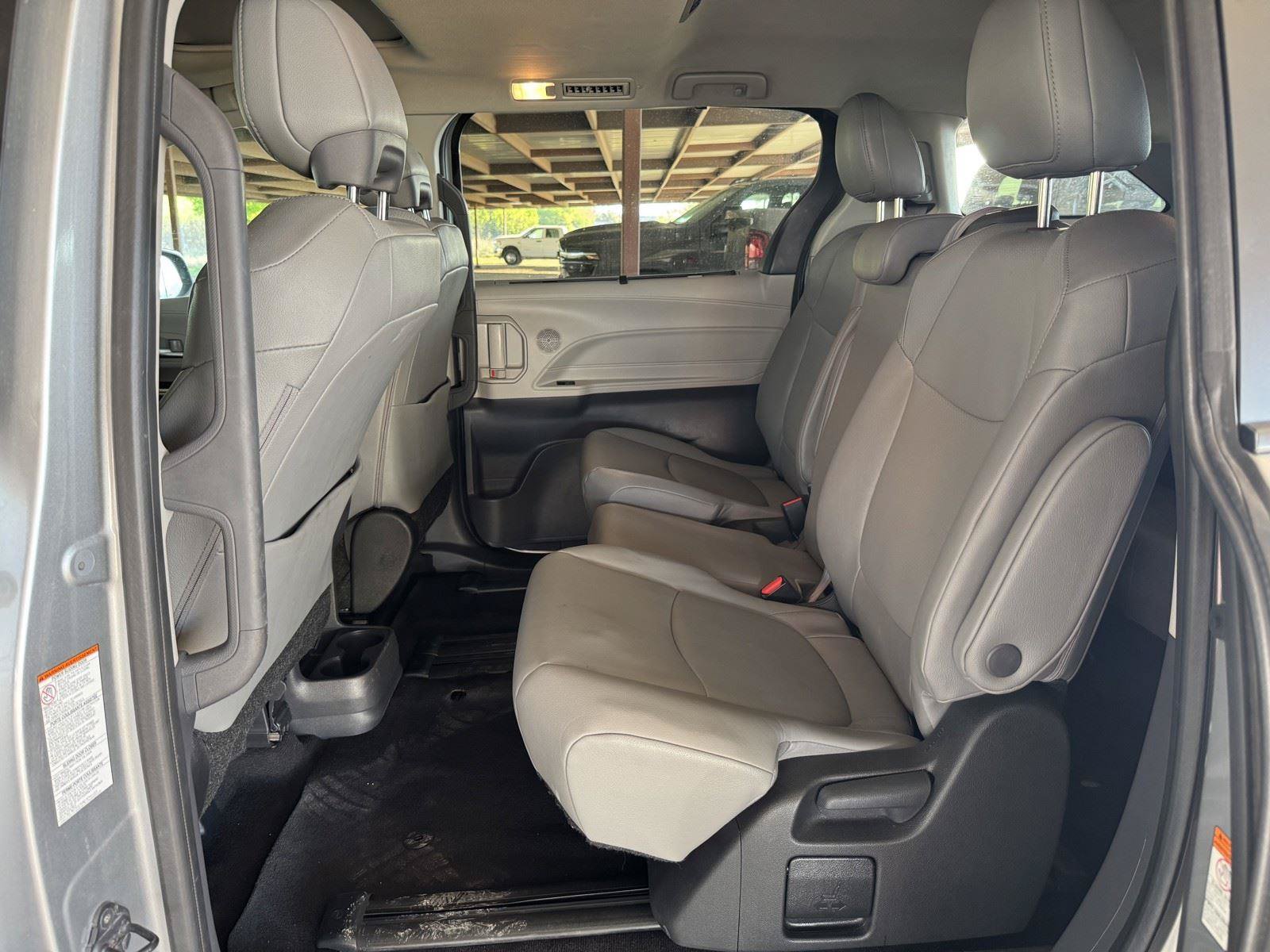 Used 2024 Toyota Sienna XLE FWD image 31