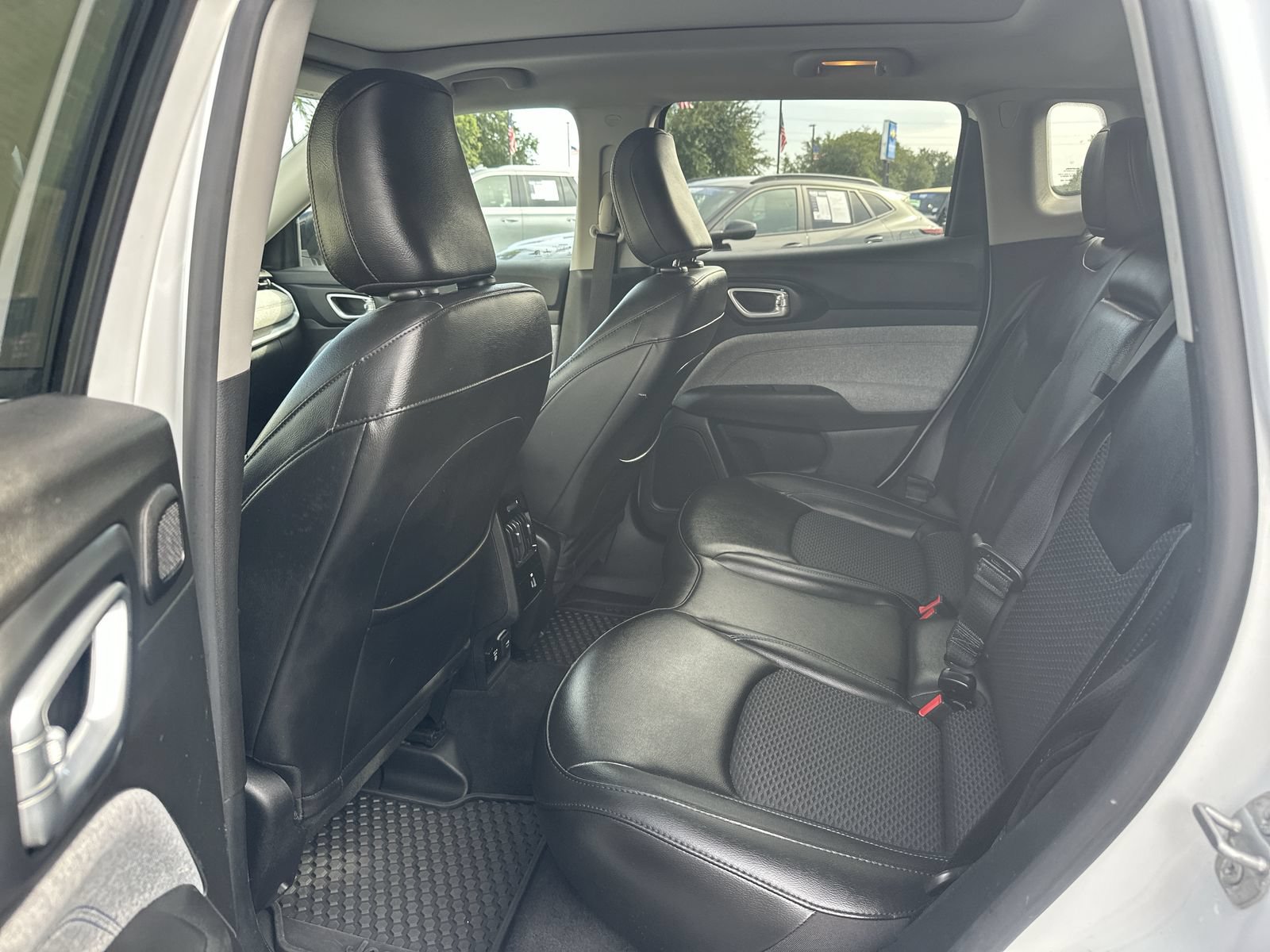 Used 2022 Jeep Compass Latitude w/ Sun and Sound Group AWD/4WD image 31