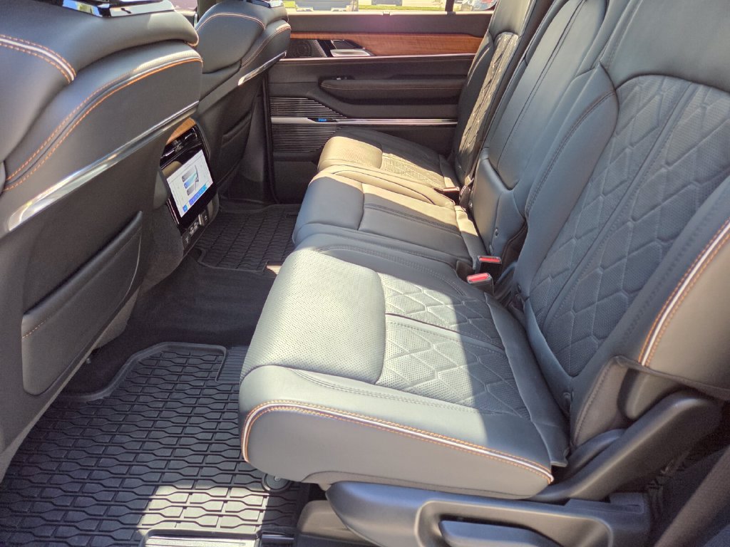Used 2023 Jeep Grand Wagoneer Series III AWD/4WD image 21