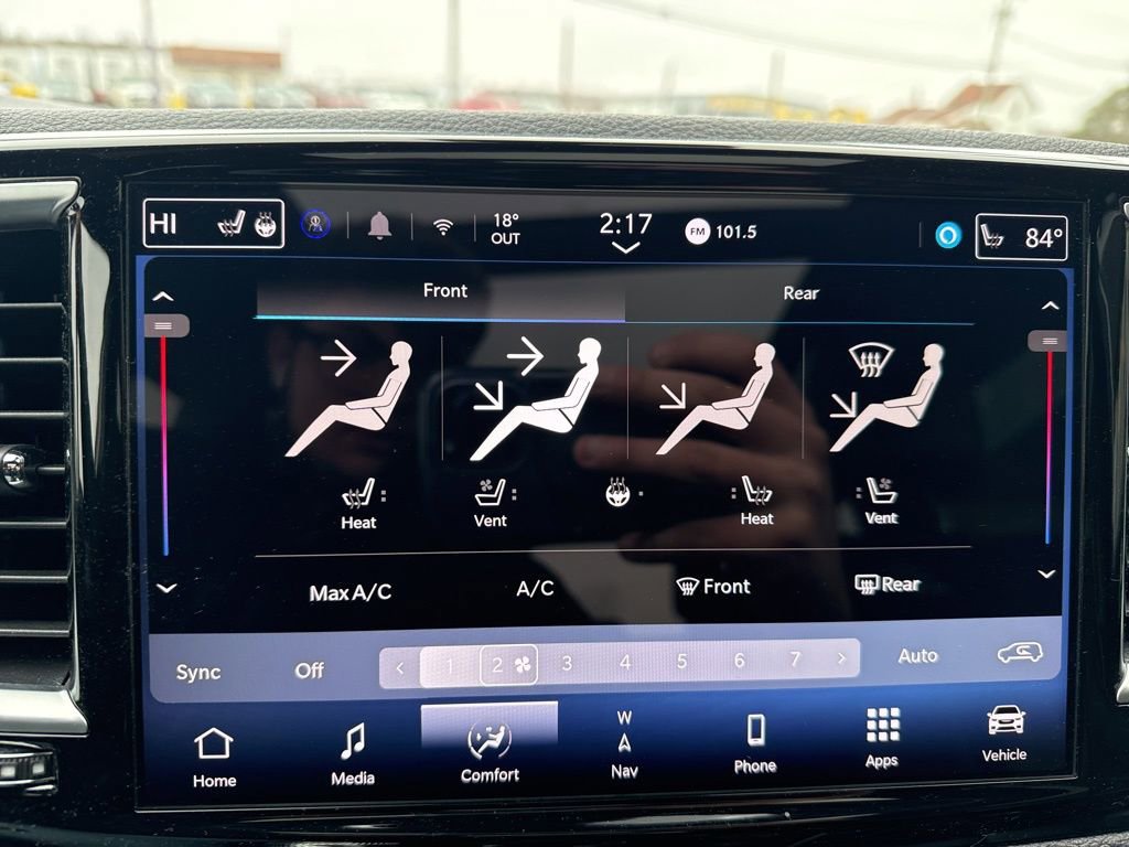 Used 2025 Chrysler Pacifica Limited image 55