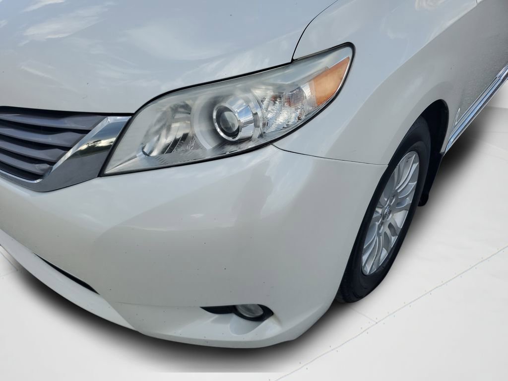 Used 2017 Toyota Sienna XLE w/ XLE Navigation Package FWD image 27