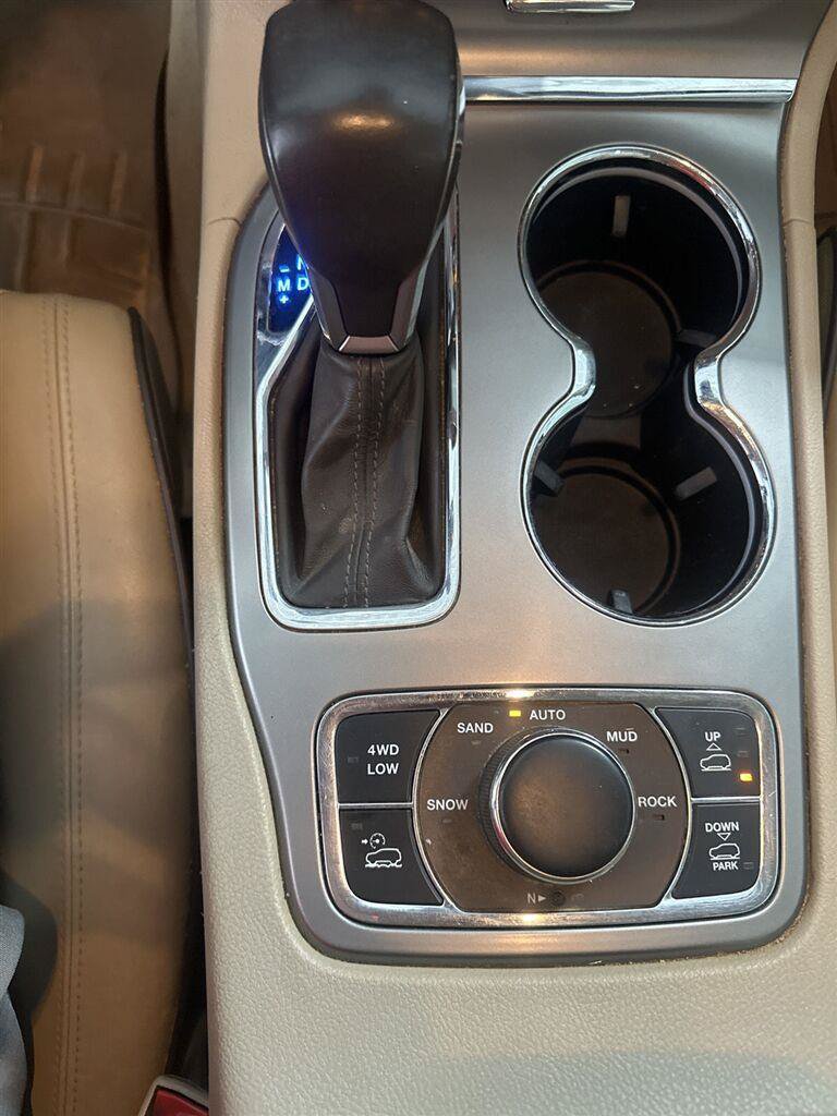 Used 2020 Jeep Grand Cherokee Overland AWD/4WD image 21