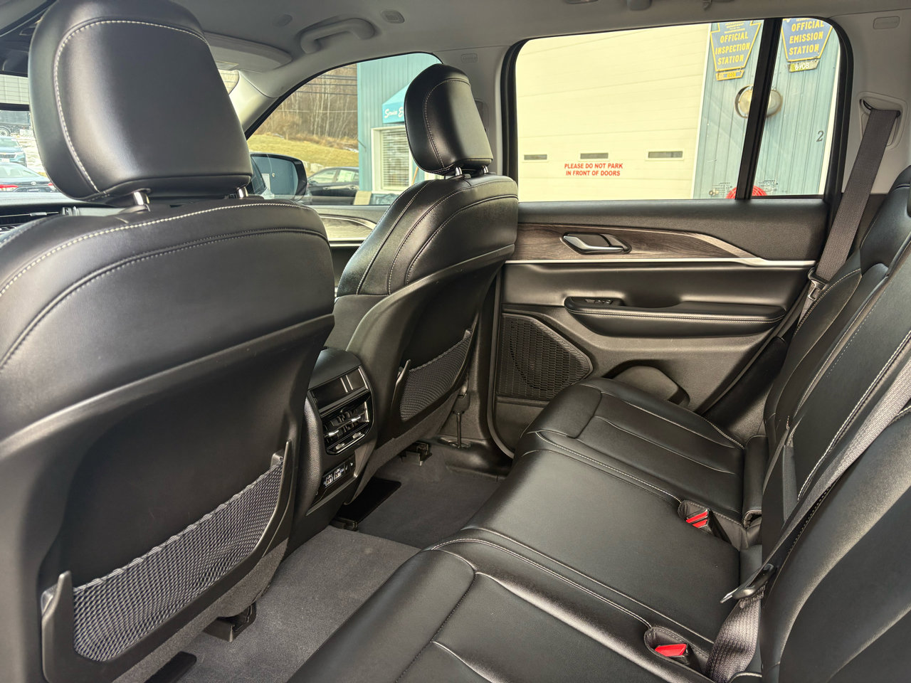 Used 2023 Jeep Grand Cherokee Limited w/ Black Appearance Package image 20