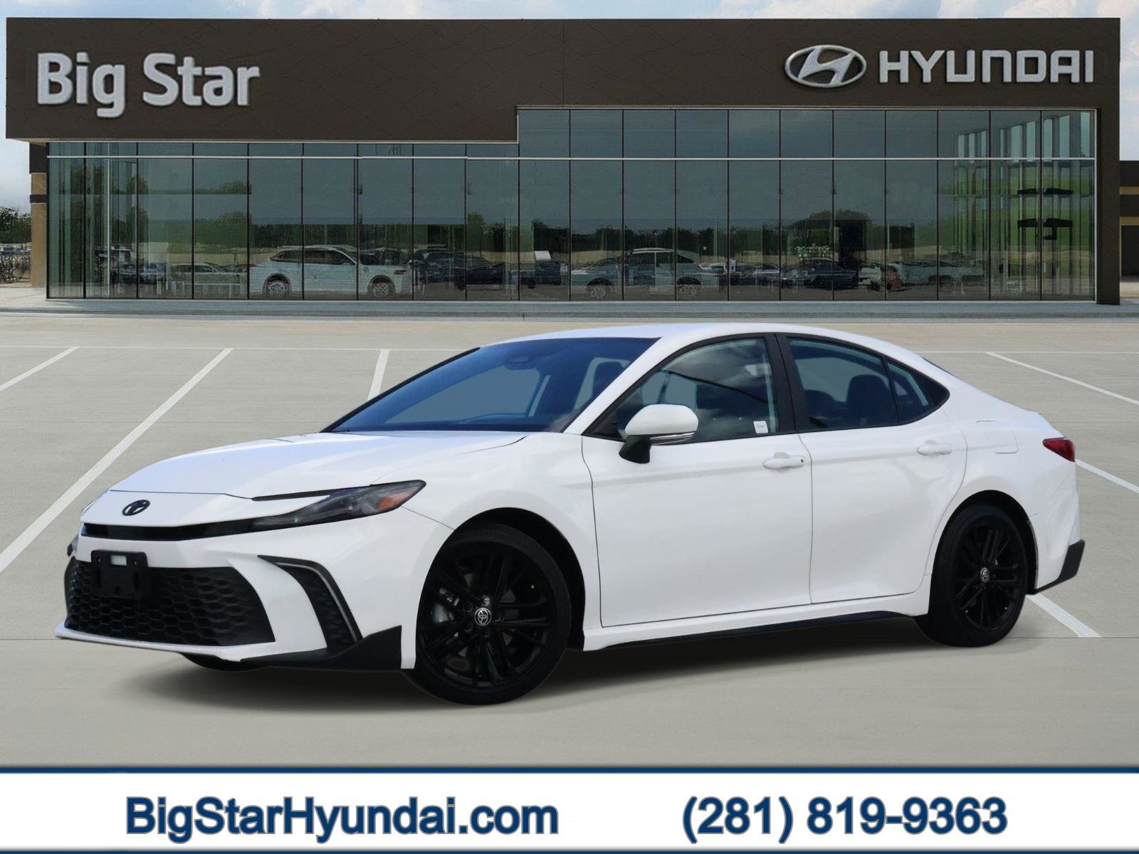 Used 2025 Toyota Camry SE FWD image 1