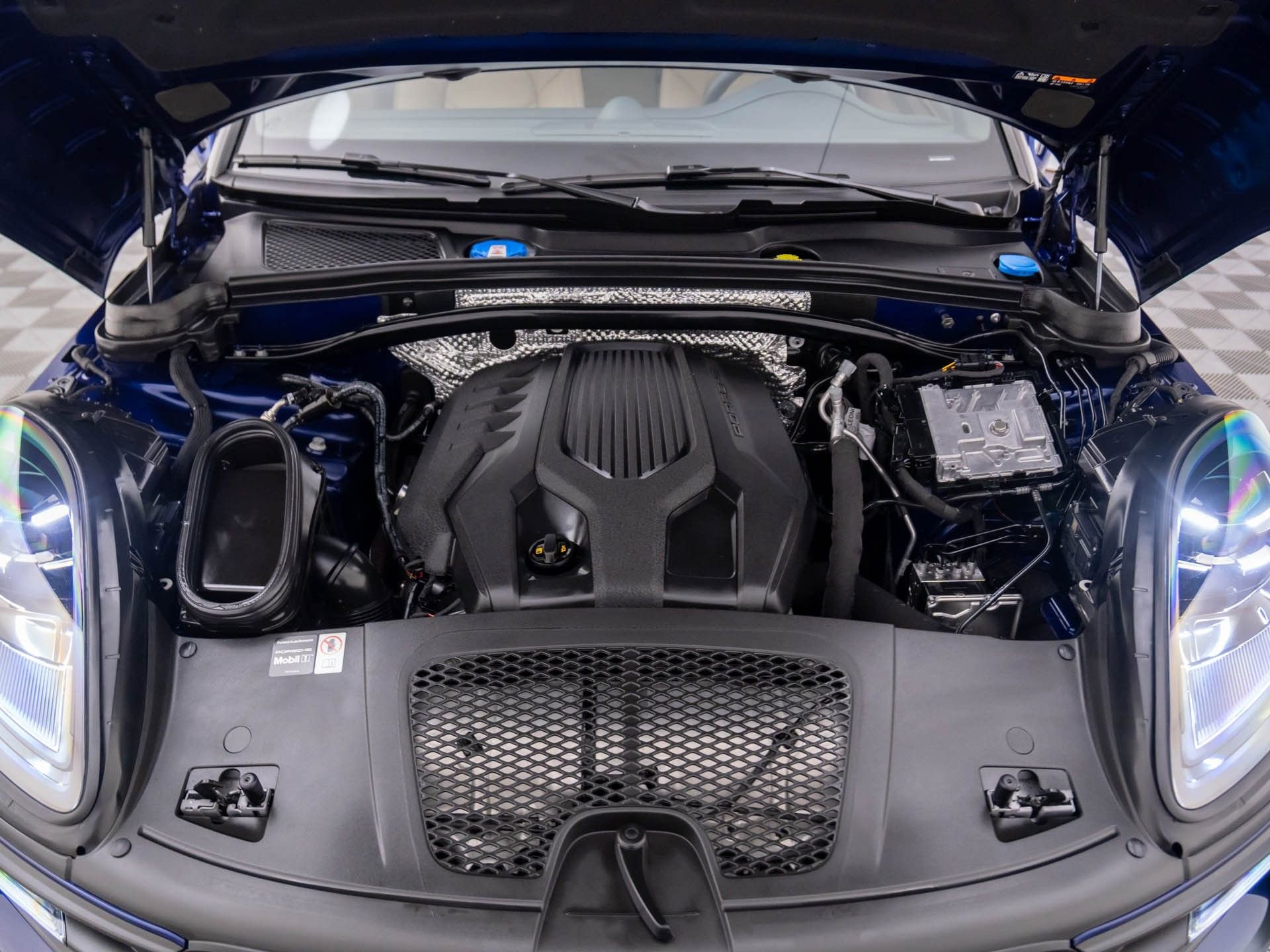 Certified 2025 Porsche Macan image 31