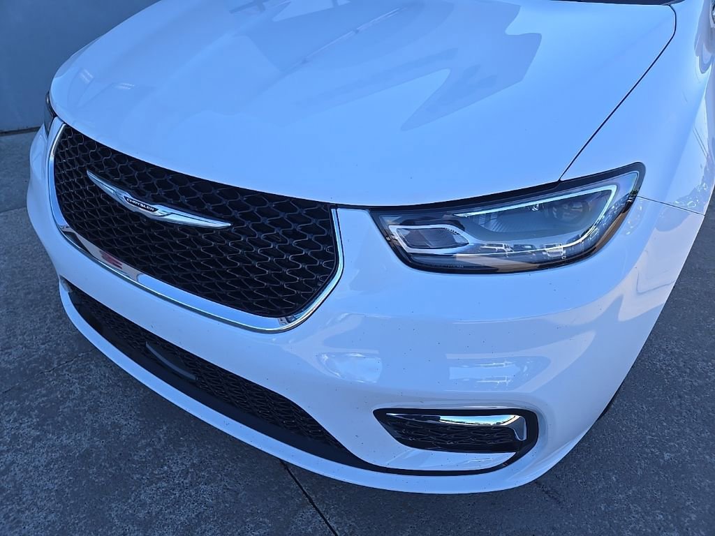 Used 2025 Chrysler Pacifica Select image 16