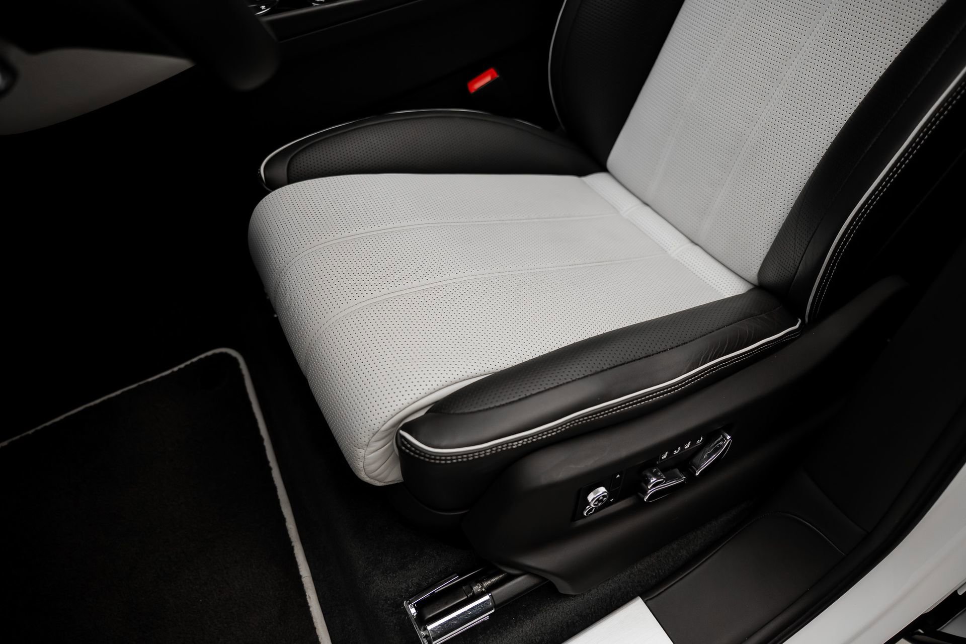 Used 2021 Bentley Bentayga Plug-In Hybrid image 60