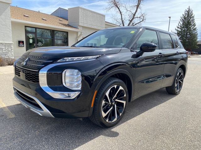 Used 2024 Mitsubishi Outlander SE image 1