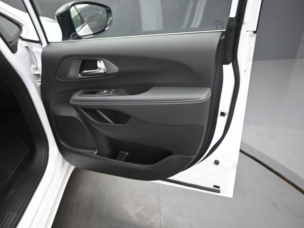 Used 2025 Chrysler Pacifica Select w/ Uconnect Theater Family Group image 20