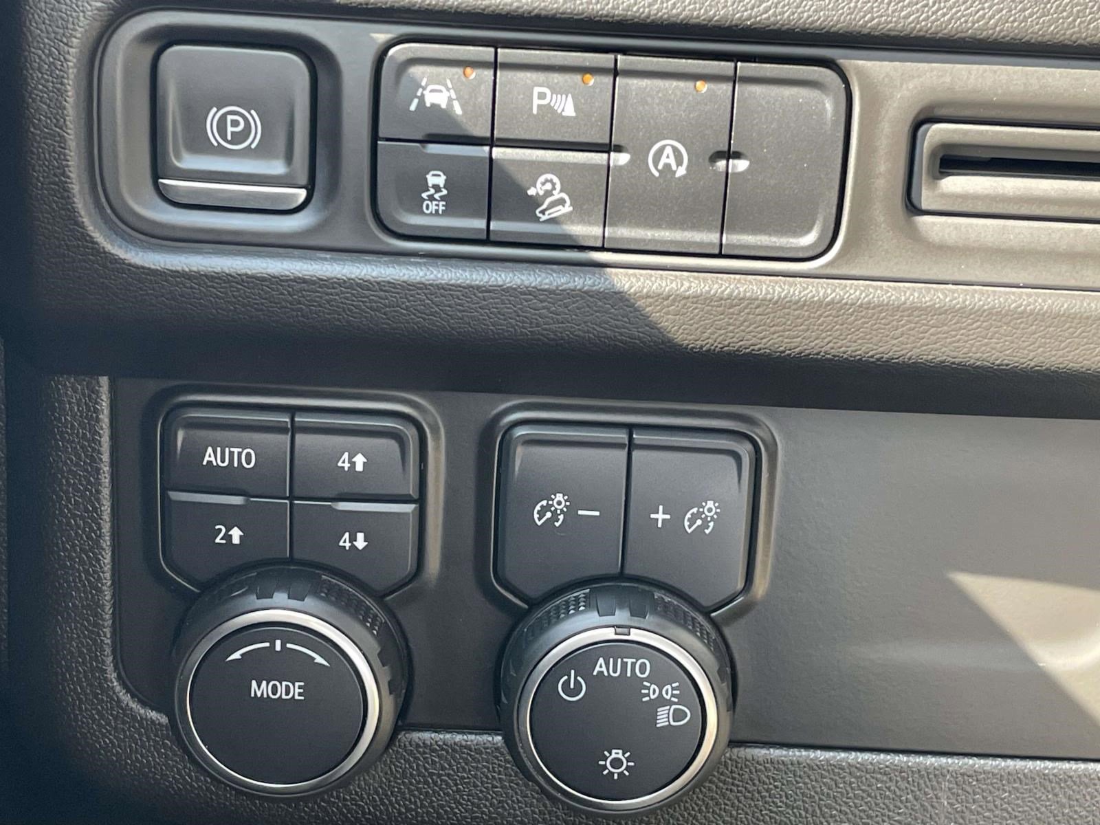 Used 2023 Chevrolet Suburban Premier AWD/4WD image 32