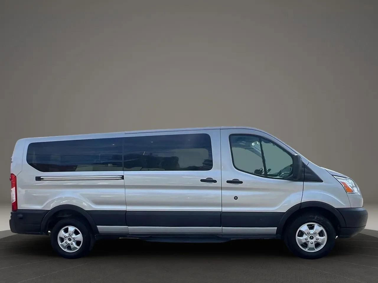 Used 2018 Ford Transit 350 XLT image 4