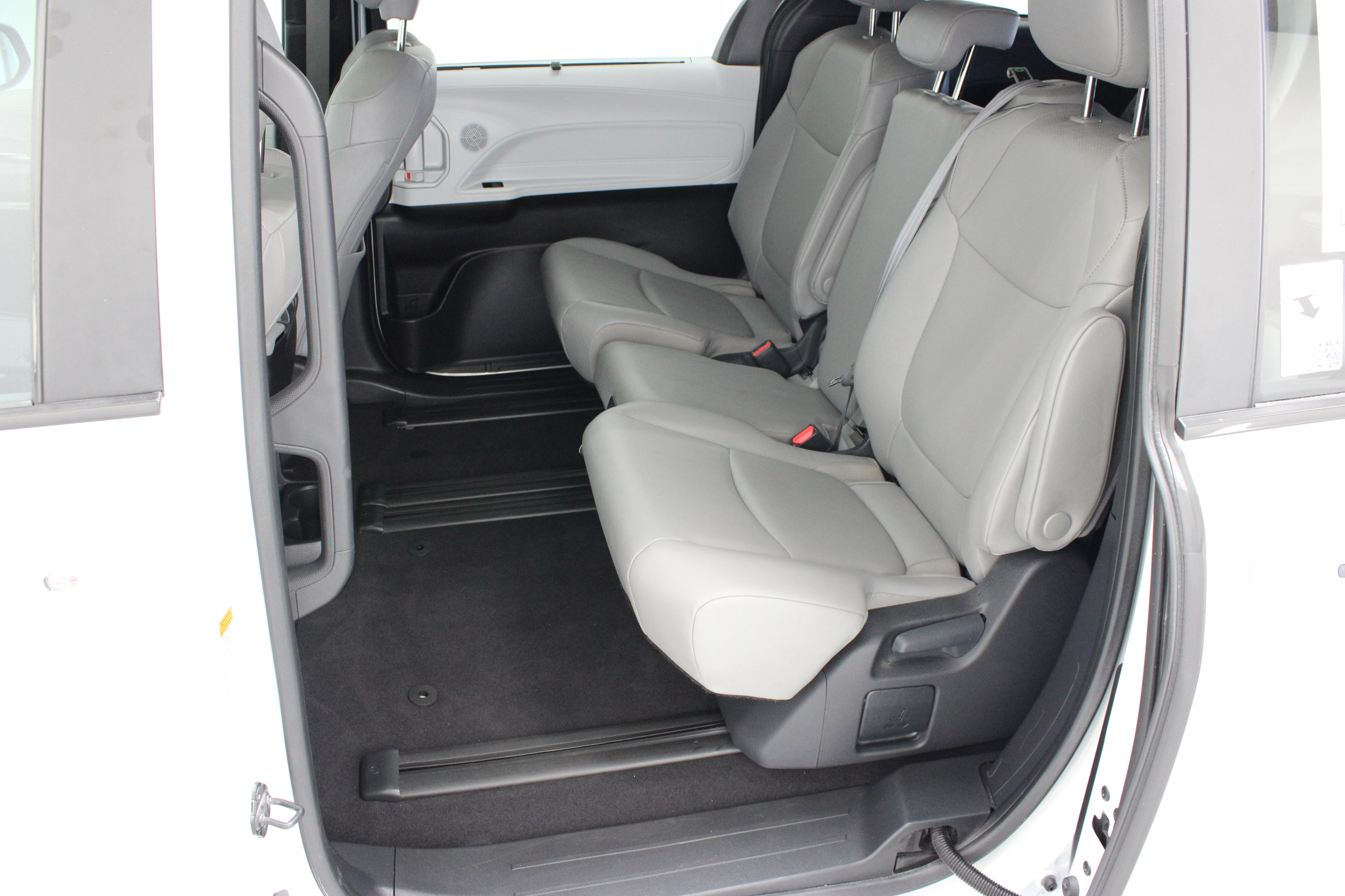 Used 2025 Toyota Sienna XLE FWD image 29