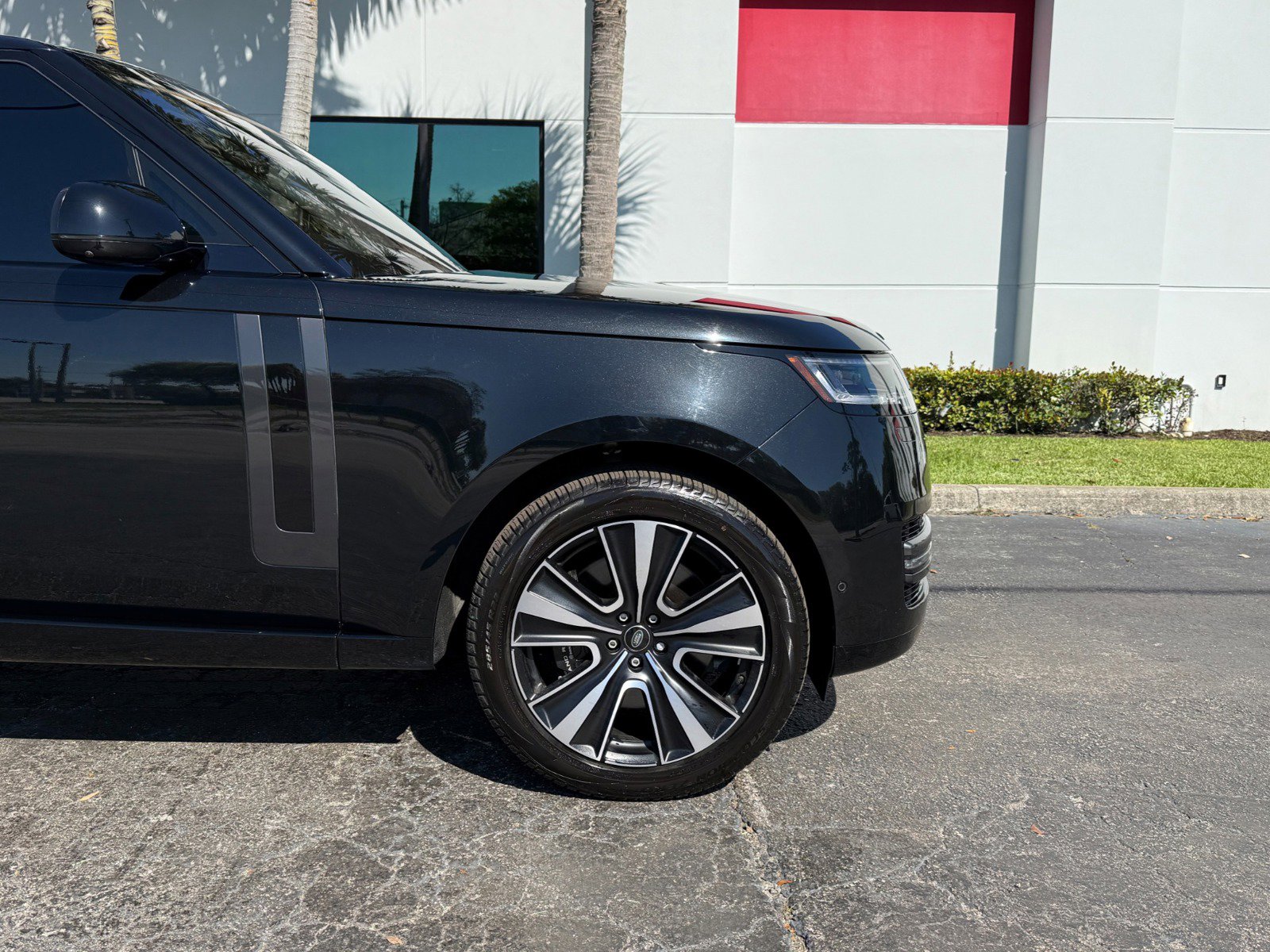 Used 2023 Land Rover Range Rover SE AWD/4WD image 3