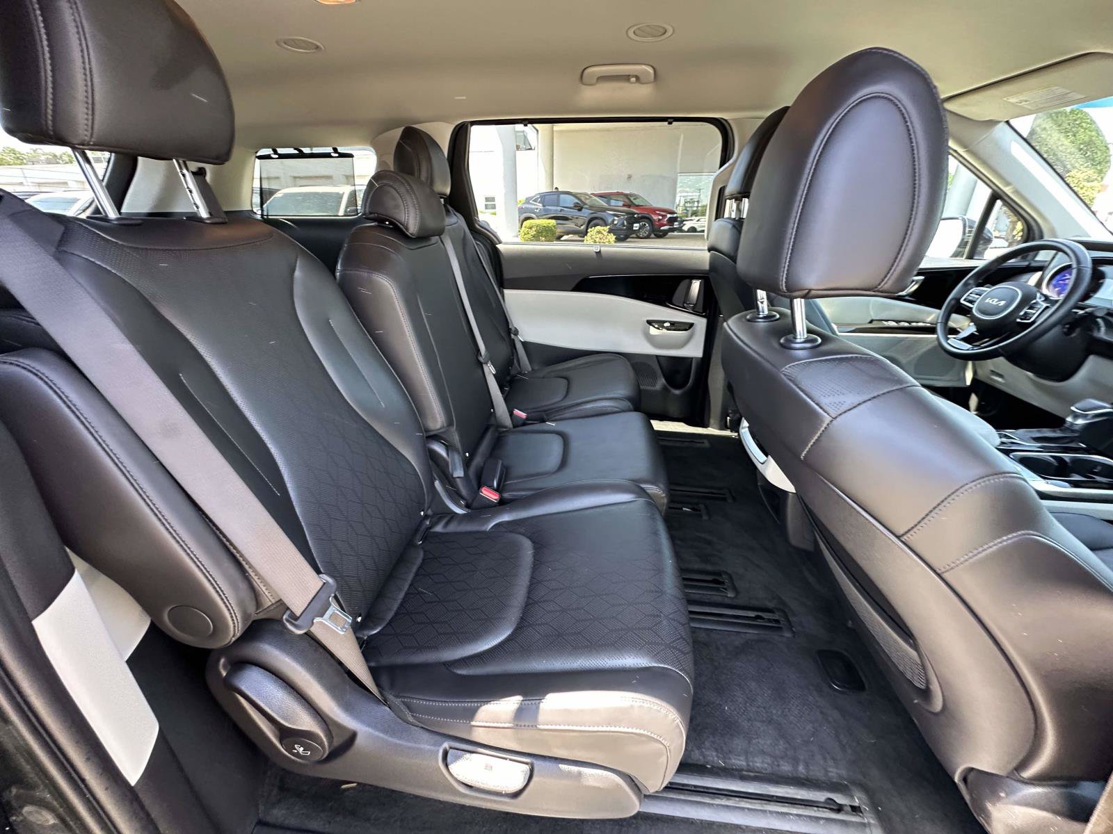Used 2024 Kia Carnival EX FWD image 24