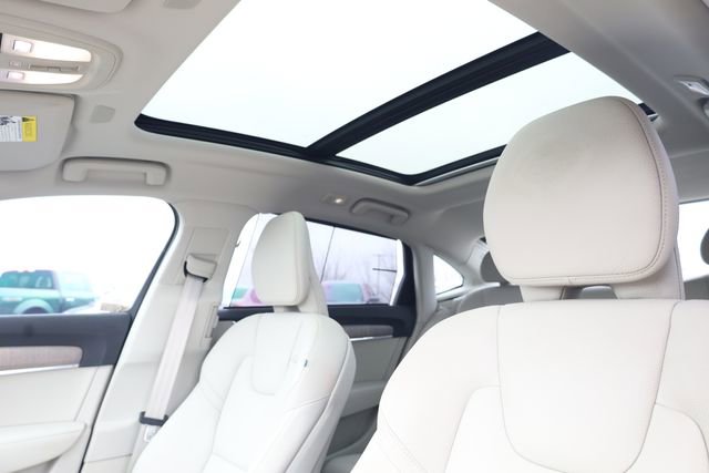 Used 2023 Volvo S90 B6 Plus image 22