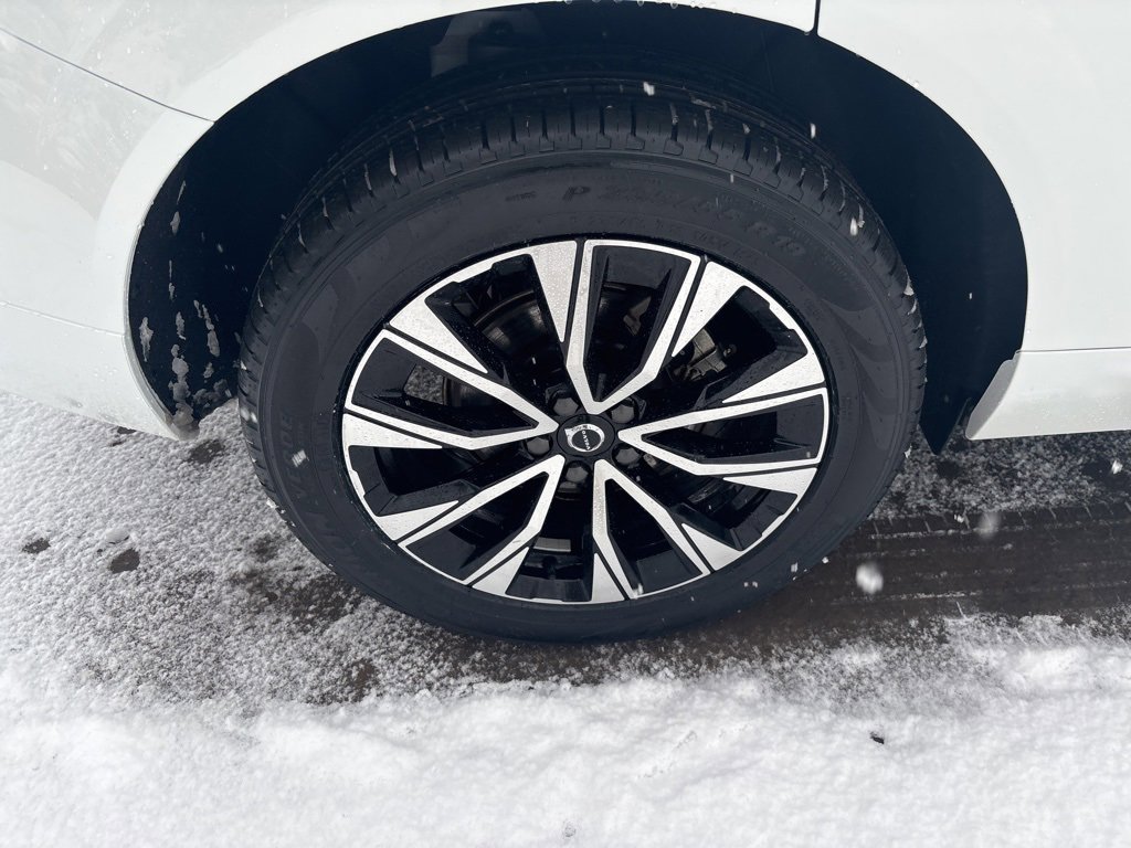 Certified 2024 Volvo XC60 B5 Plus image 15