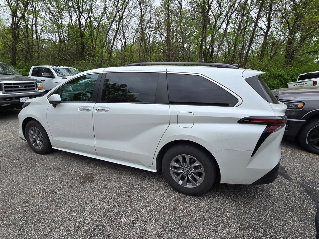 Used 2023 Toyota Sienna XLE FWD image 4