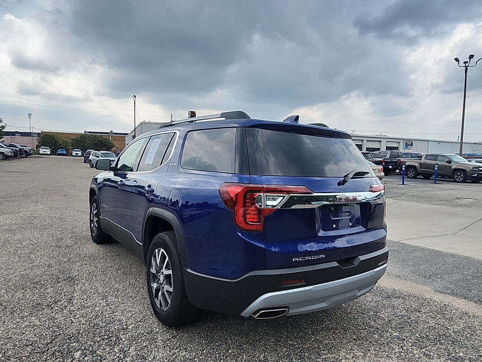 Used 2023 GMC Acadia SLE w/ Driver Convenience Package FWD image 3