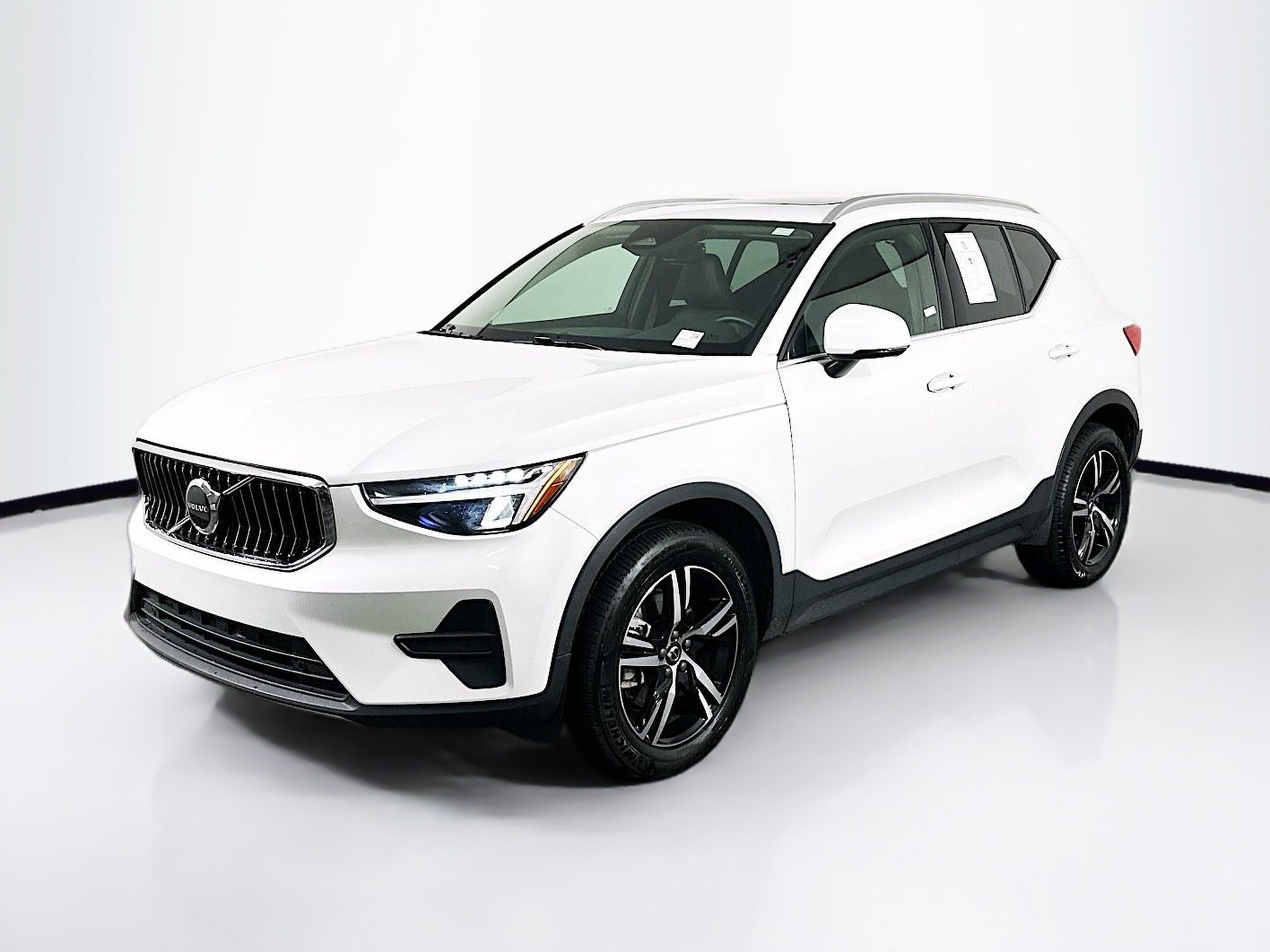Used 2025 Volvo XC40 B5 Core AWD/4WD image 3