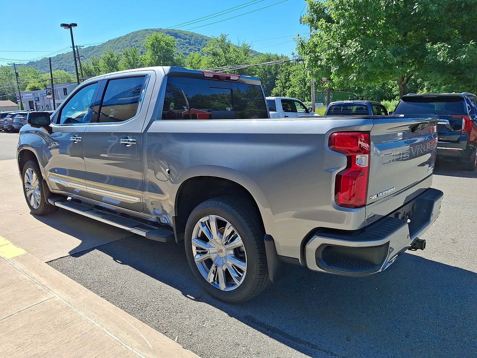 New 2026 Chevrolet Silverado 1500 High Country w/ High Country Premium Package AWD/4WD image 4