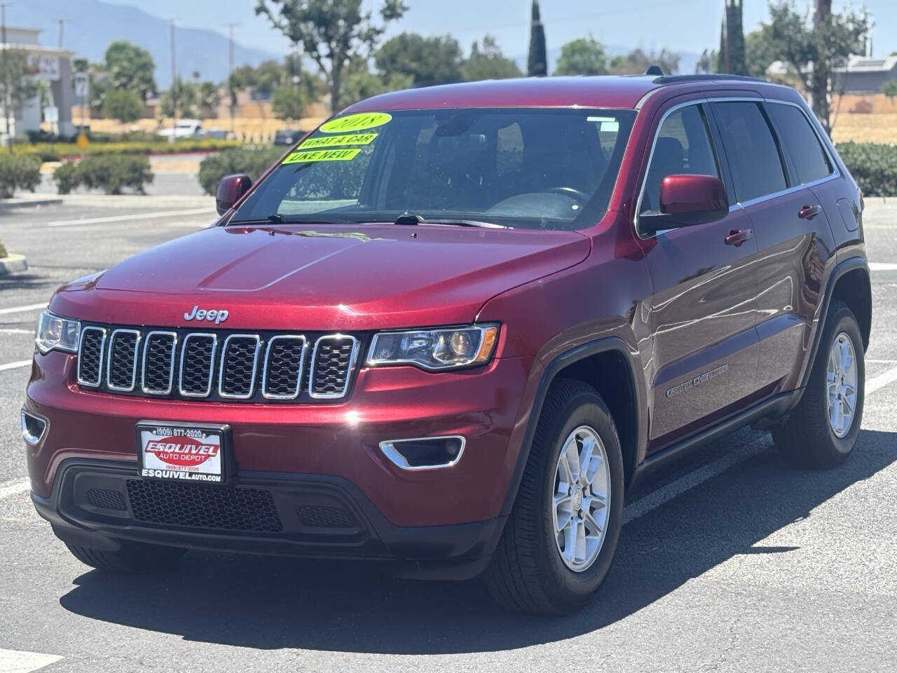 Used 2018 Jeep Grand Cherokee Laredo AWD/4WD image 2