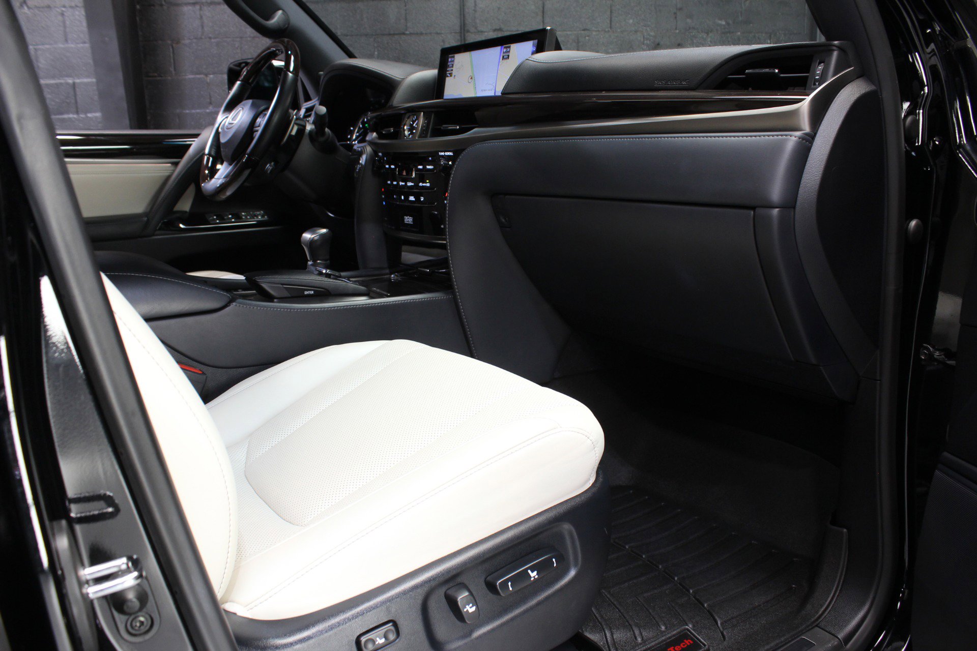 Used 2019 Lexus LX 570 Three-Row Inspiration Series w w/ Inspiration Series image 46