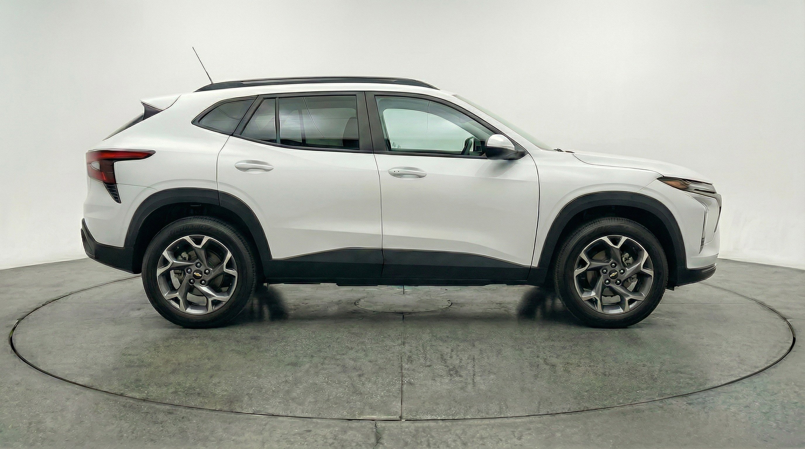 Used 2025 Chevrolet Trax LT w/ LT Convenience Package FWD image 11