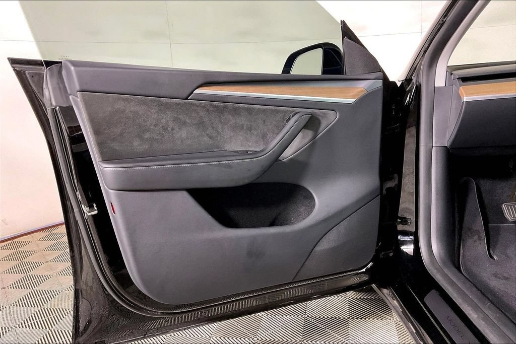Used 2024 Tesla Model Y 2WD image 21