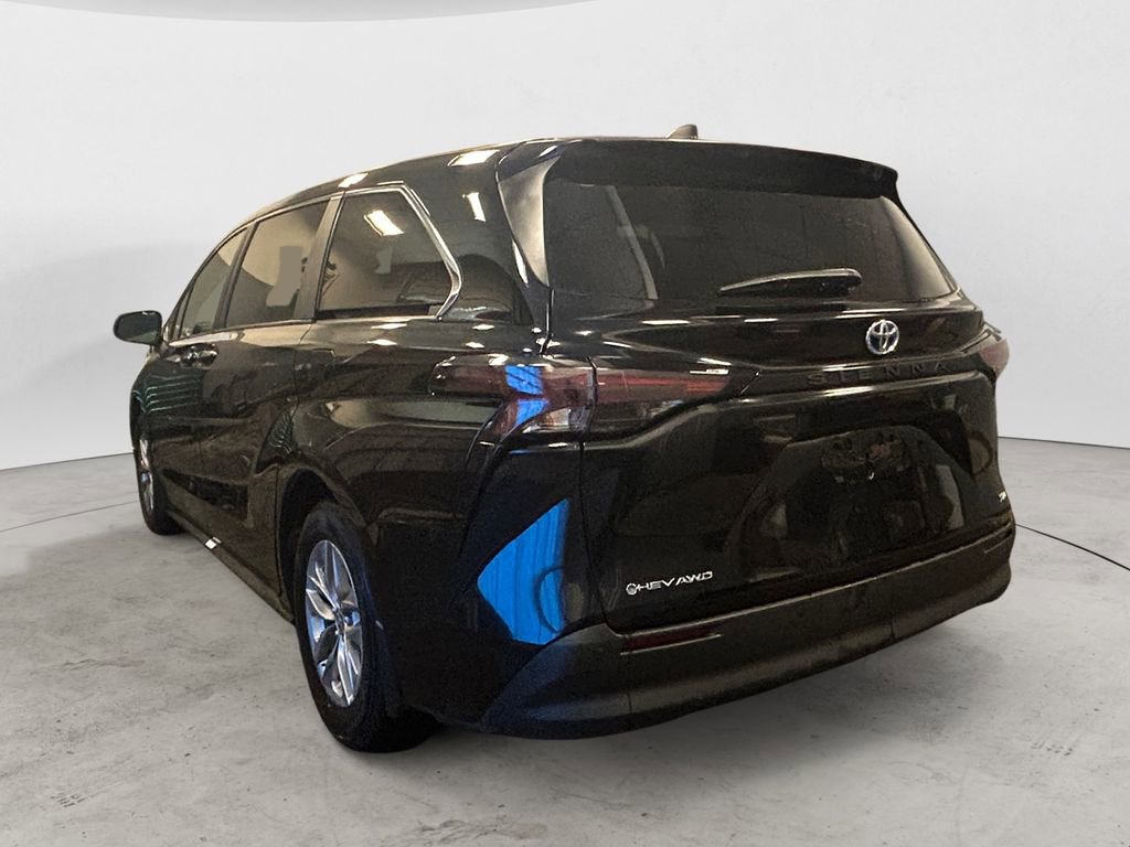 Used 2025 Toyota Sienna XLE image 3