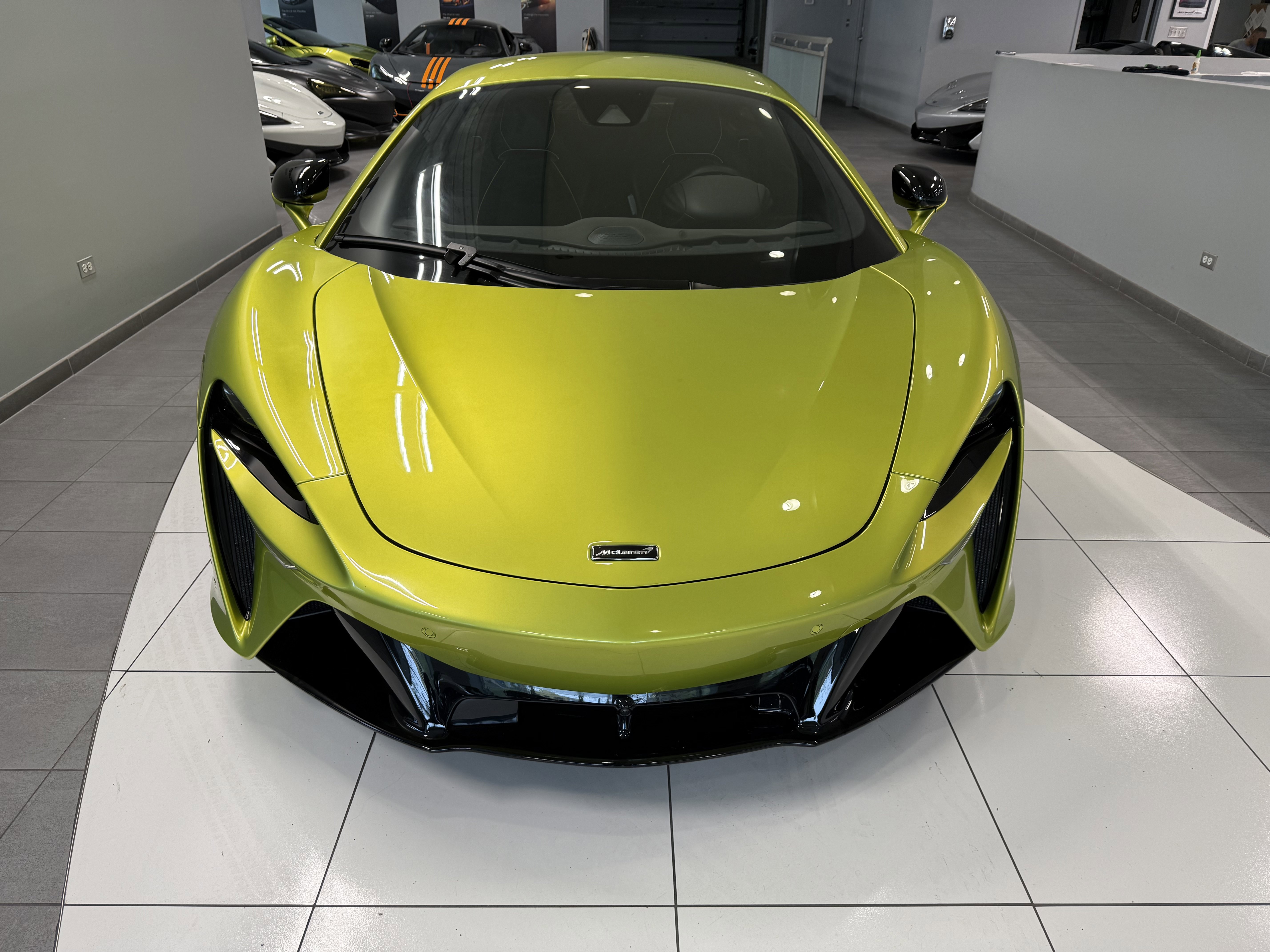 Used 2023 McLaren Artura RWD image 6