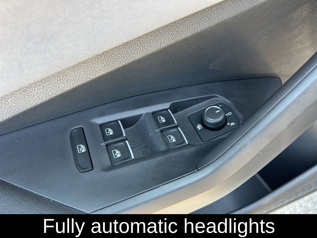Used 2025 Volkswagen Jetta SE w/ Sunroof Package FWD image 19