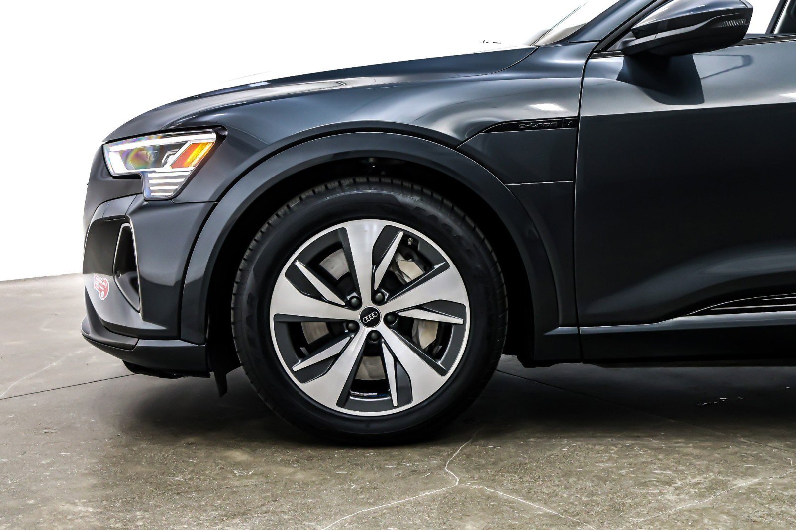 Used 2024 Audi Q8 e-tron Premium image 11