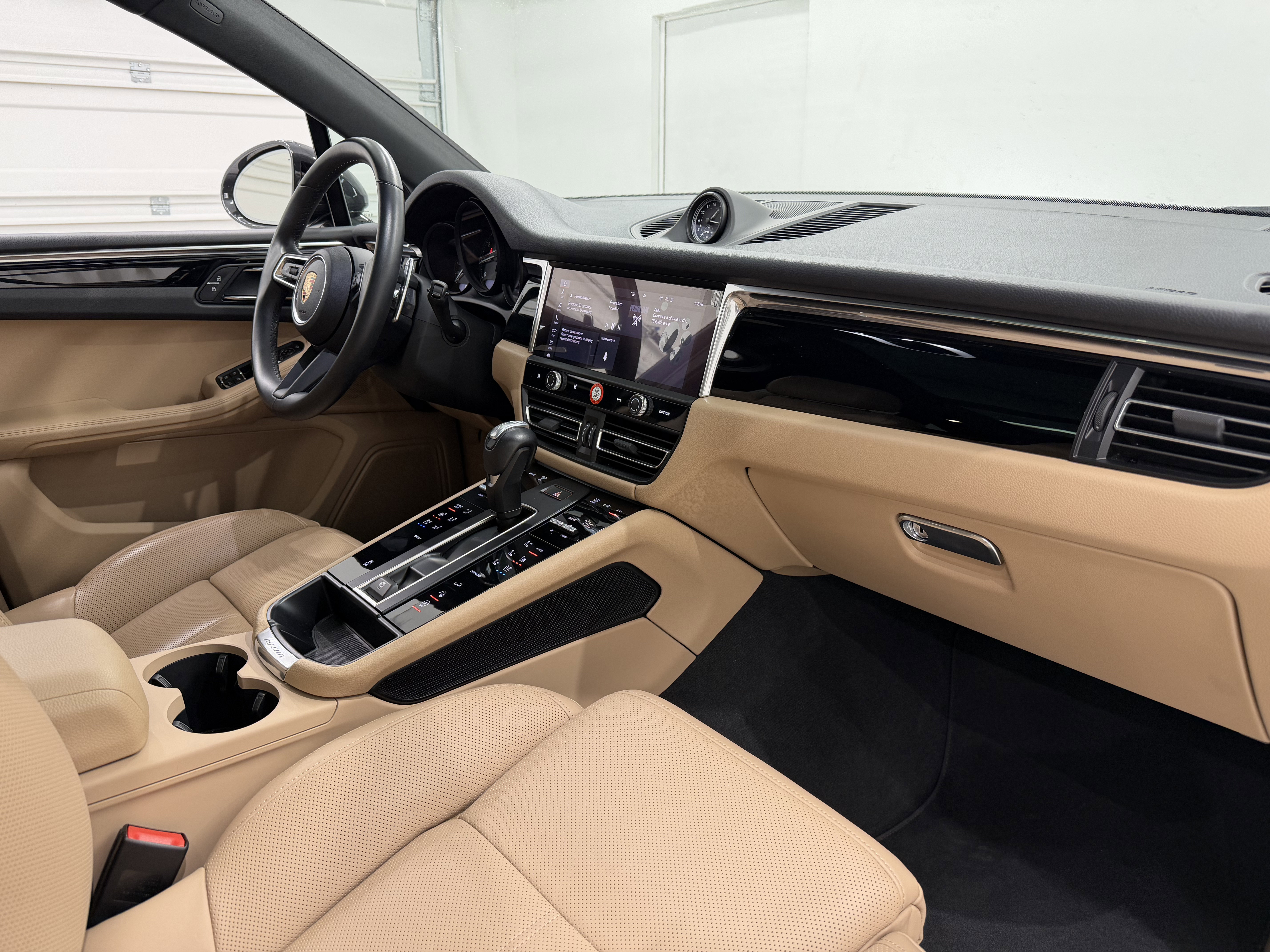 Certified 2025 Porsche Macan image 24