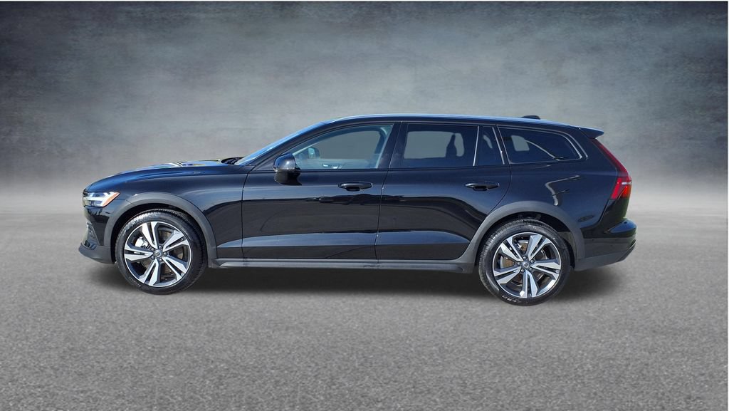 Used 2025 Volvo V60 B5 Cross Country Plus AWD/4WD image 2