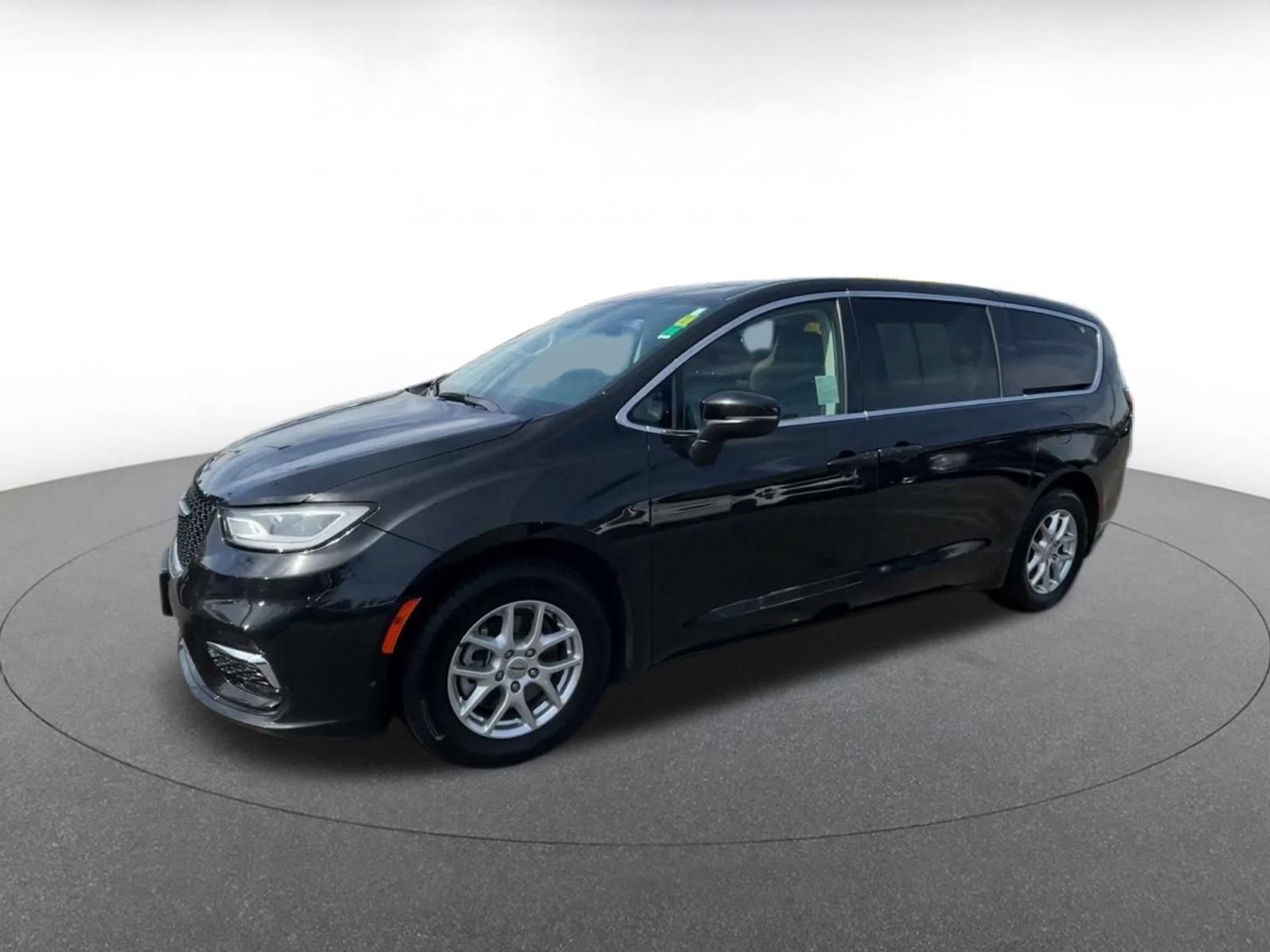 Used 2023 Chrysler Pacifica Touring-L FWD image 7
