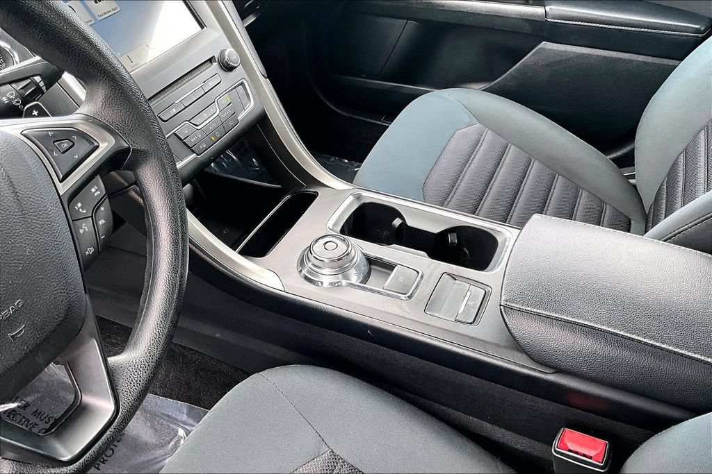 Used 2017 Ford Fusion SE w/ Fusion SE Technology Package FWD image 10