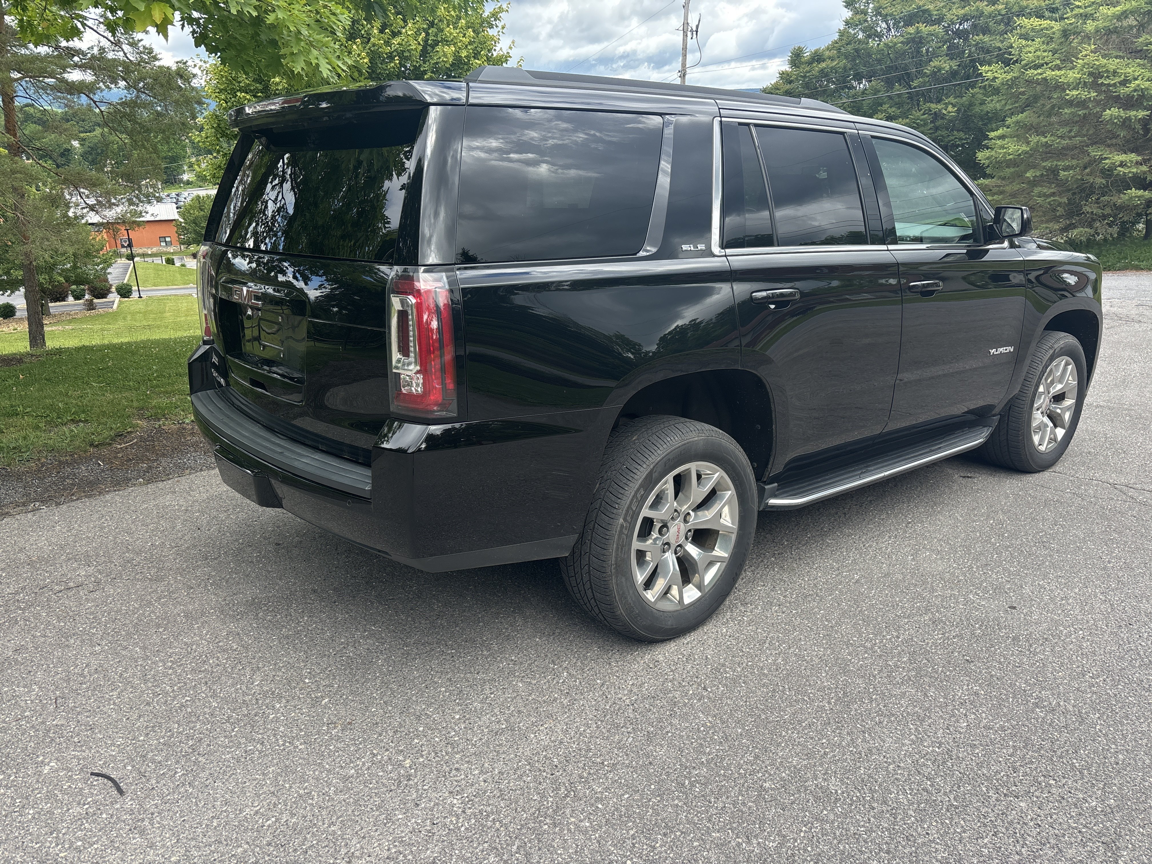 Used 2018 GMC Yukon SLE w/ SLE Value Package AWD/4WD image 3