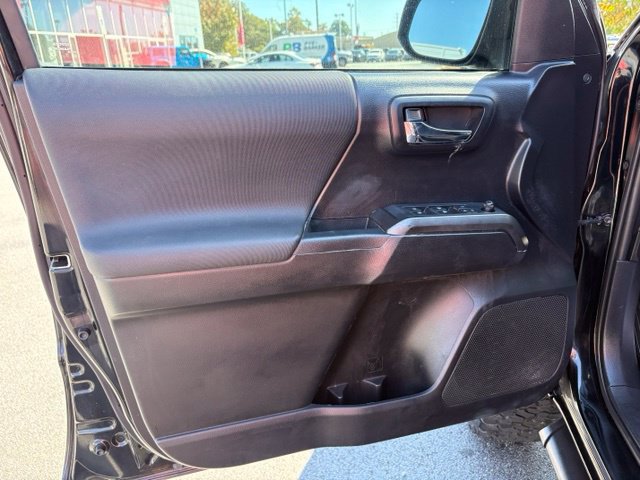 Used 2019 Toyota Tacoma TRD Sport AWD/4WD image 27