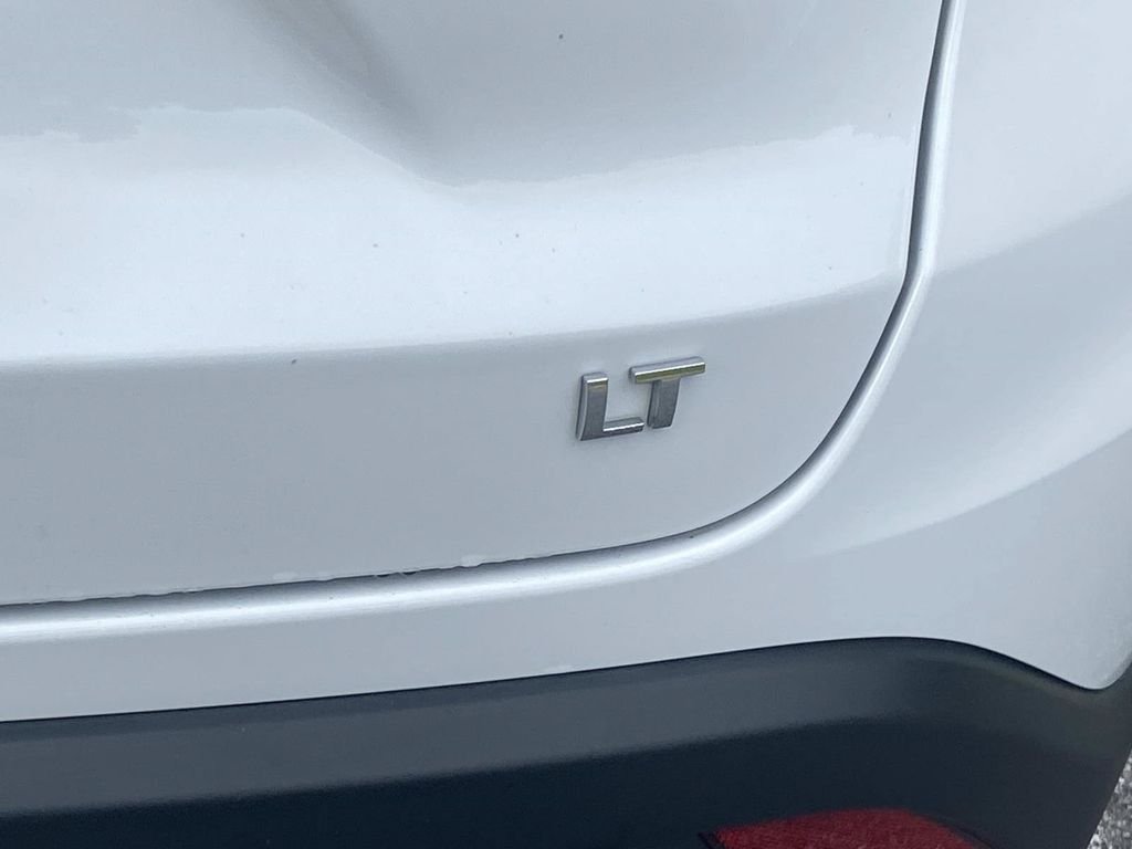 Used 2025 Chevrolet Trax LT FWD image 6