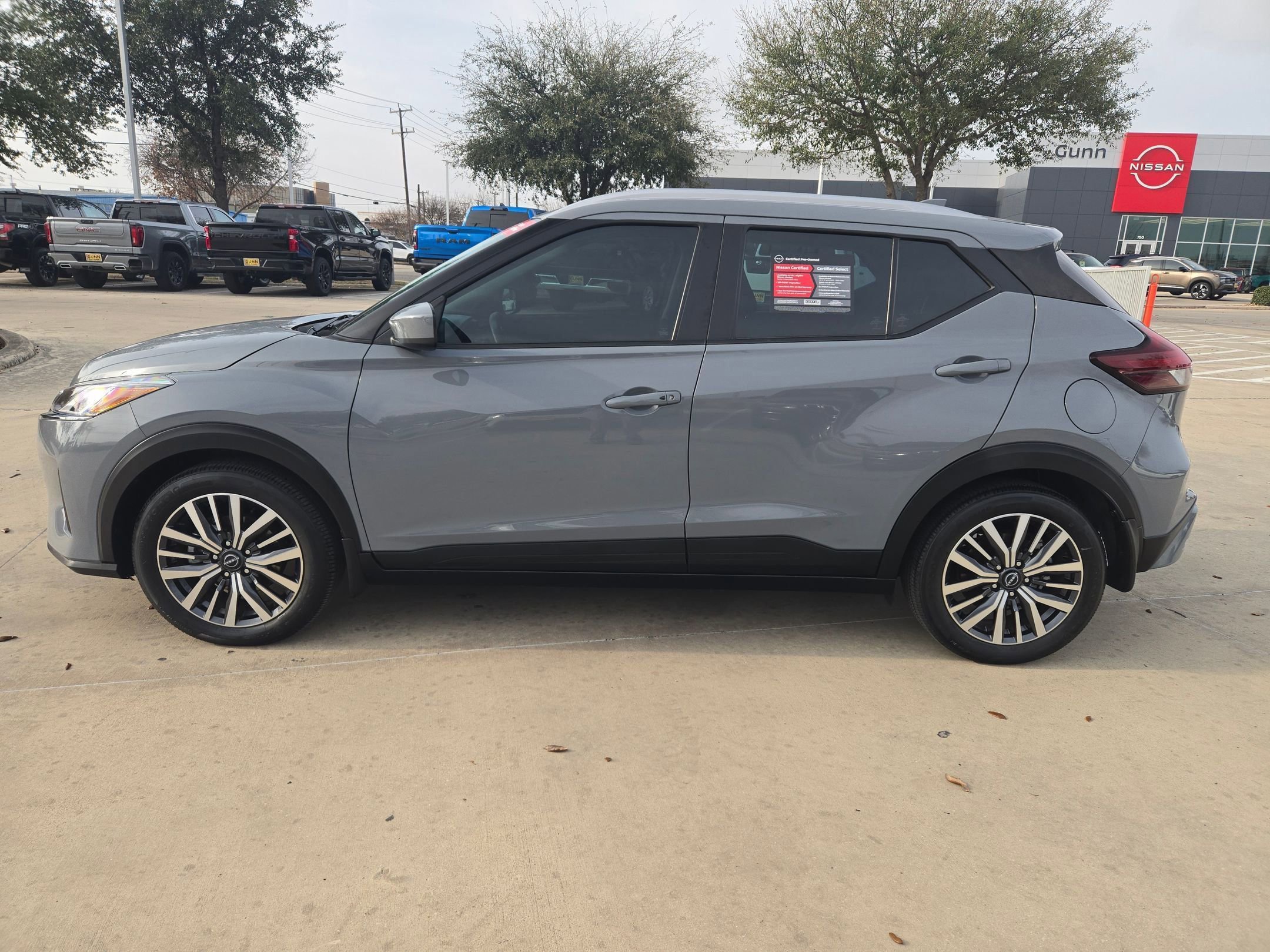 Used 2023 Nissan Kicks SV image 4