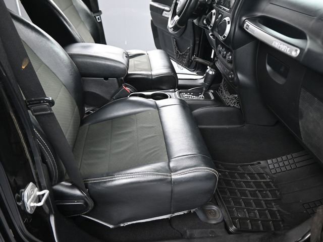 Used 2012 Jeep Wrangler Unlimited Rubicon image 30