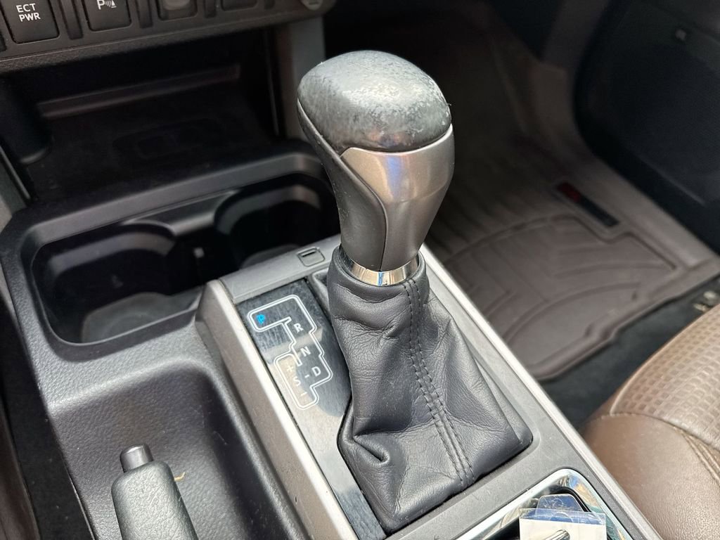 Used 2016 Toyota Tacoma Limited w/ Towing Package image 18