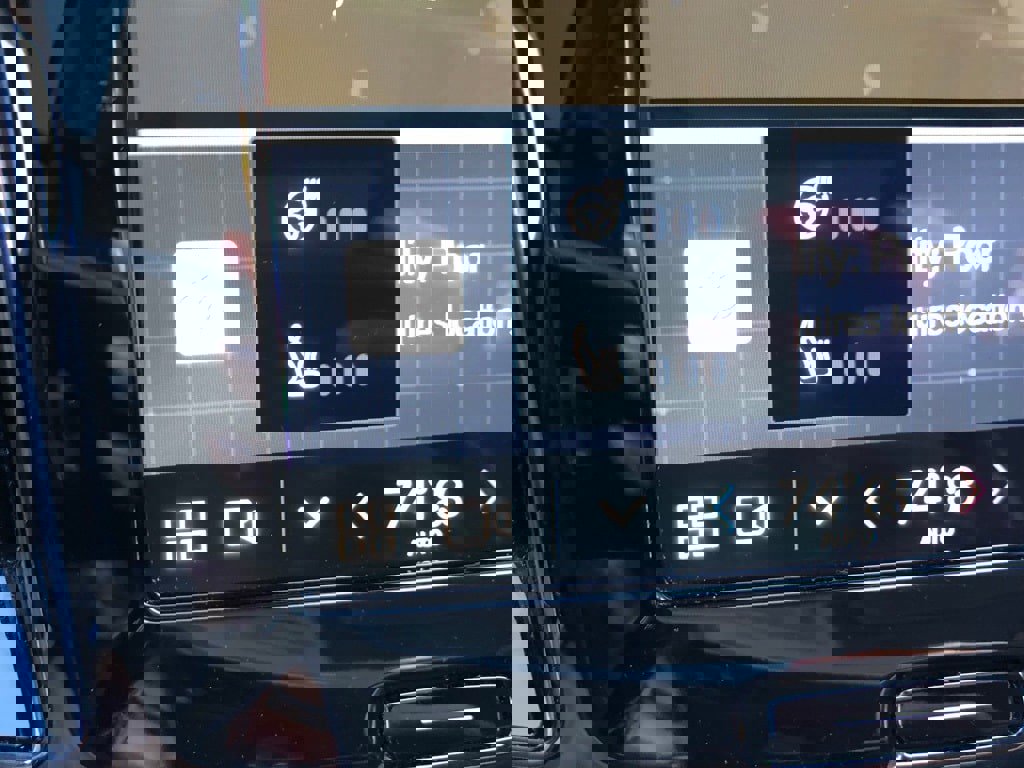 Used 2025 Volvo V60 B5 Cross Country Plus image 26