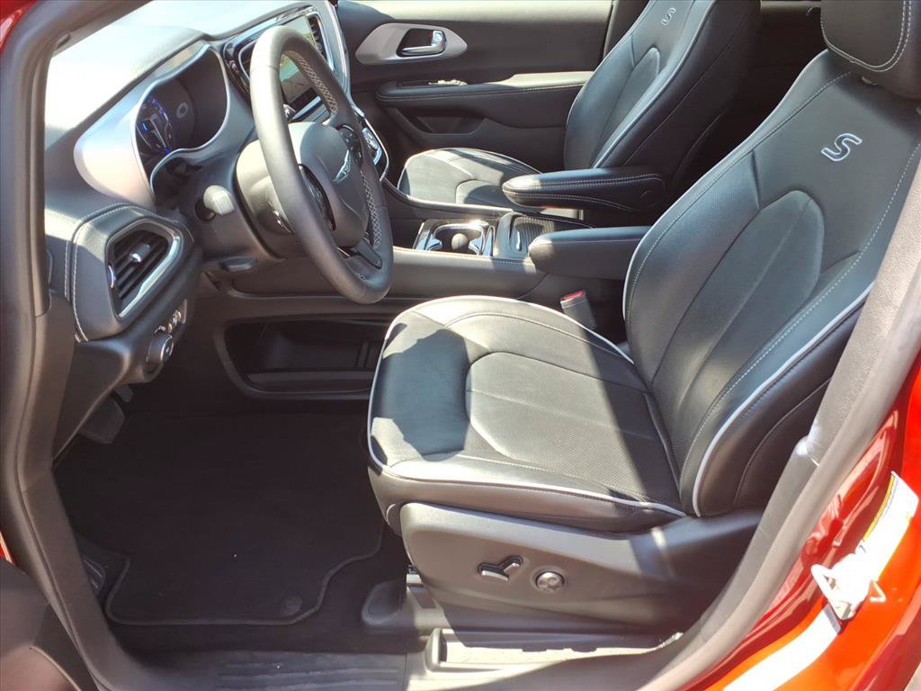 Used 2025 Chrysler Pacifica Limited FWD image 12