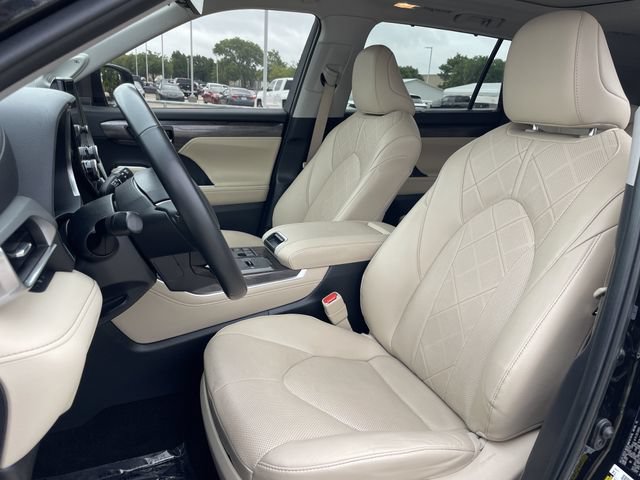 Used 2024 Toyota Highlander Platinum FWD image 23