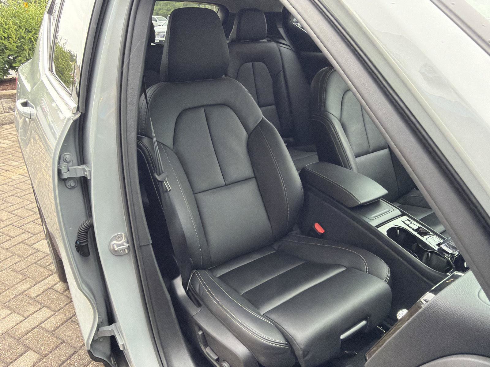 Used 2024 Volvo XC40 B5 Ultimate w/ Protection Package Premier AWD/4WD image 35