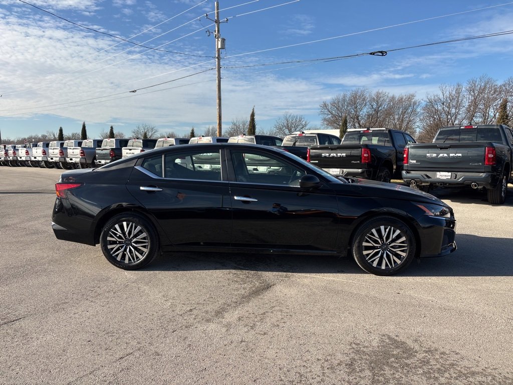 Used 2025 Nissan Altima 2.5 SV image 2