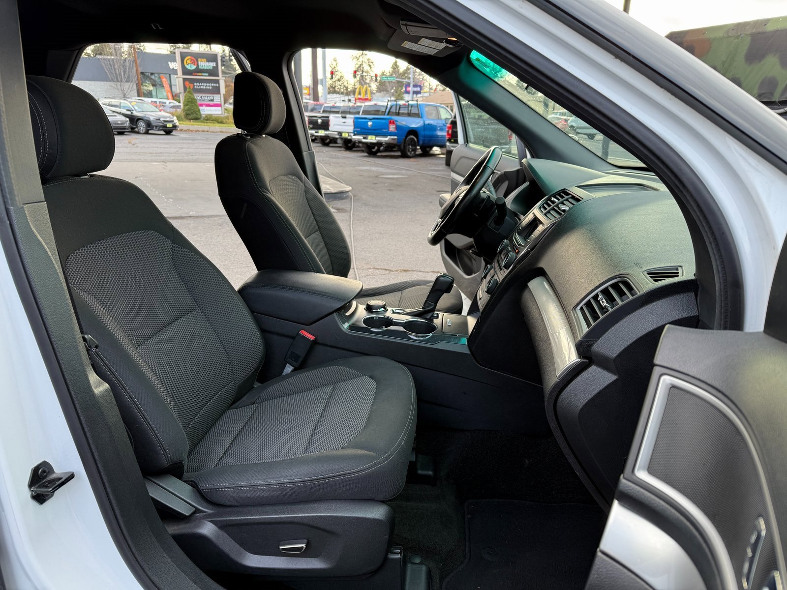 Used 2017 Ford Explorer XLT image 7